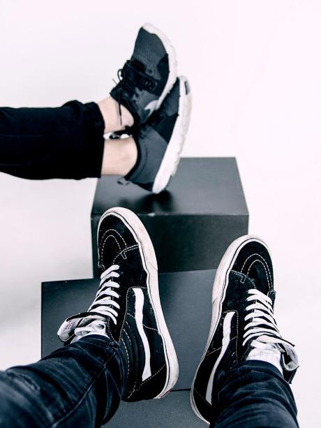 gente-pensando-vestidos-con-zapatillas-deportivas