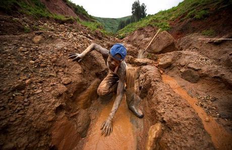 Trabajo de los mineros que extraen coltan del la mina de Senator Edouard Mwangachuchu en North Kivu (RDC). / Foto: Lucas Oleniuk (Efe)