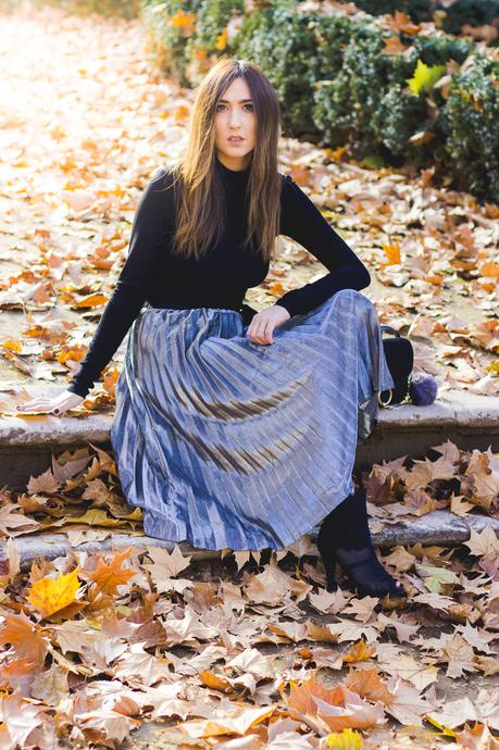 SILVER PLEATED SKIRT