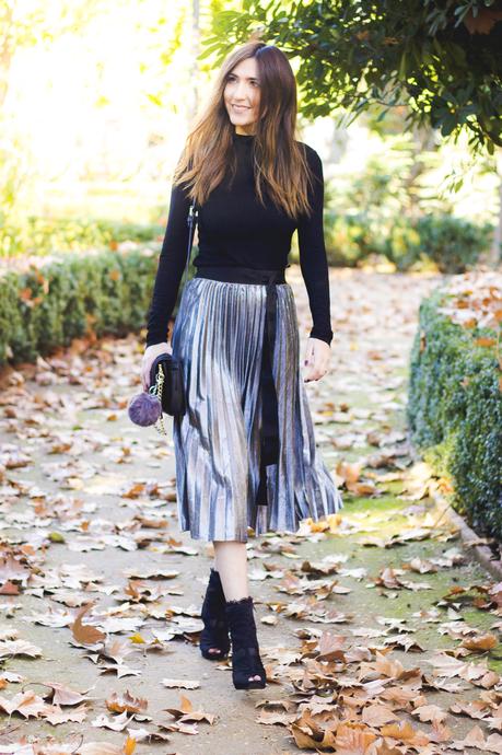 SILVER PLEATED SKIRT