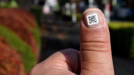 Códigos QR en las uñas para que no se pierdan los ancianos.