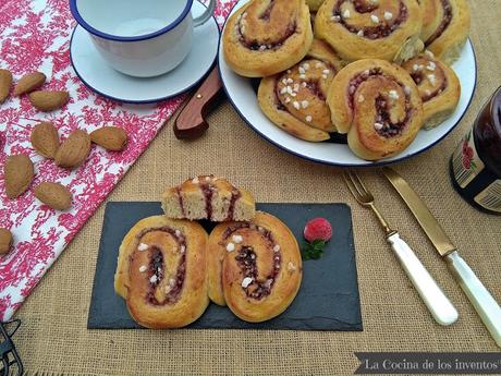 Rollos rellenos de Mermelada de Frambuesa, Almendra y Chocolate