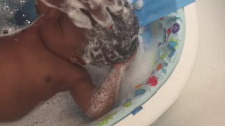 Este bebé ayuda a su madre a lavarse el cabello y causa furor en las redes sociales