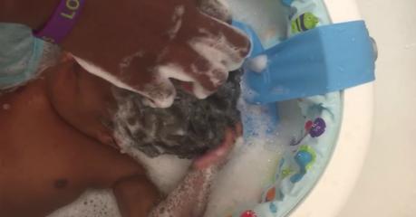 Este bebé ayuda a su madre a lavarse el cabello y causa furor en las redes sociales Este bebé ayuda a su madre a lavarse el cabello y causa furor en las redes sociales