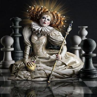 Reina jugando al ajedrez