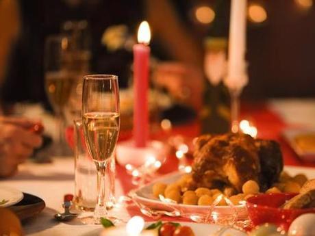Copas y platos llenos en la cena de Navidad.