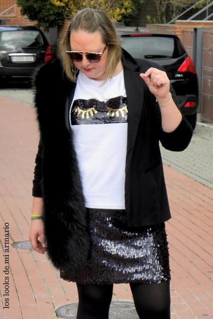 paillette-lentejuelas-look-navidad-falda-lentejuelas-negra-primark-sneakers-camiseta-blanca-lentejuelas-blazzer-negra-cluth-bolso-bag-lentejuelas-gafas-so-real-dior-los-looks-de-mi-armario-blogger-madrid09 http://www.loslooksdemiarmario.com/2016/12/paillettes-curvy-look.html