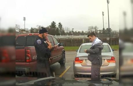 Policía detuvo a estudiante que iba a alta velocidad y su inesperada acción te sorprenderá [Video]