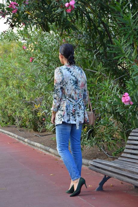 Dos looks con blazer estampada