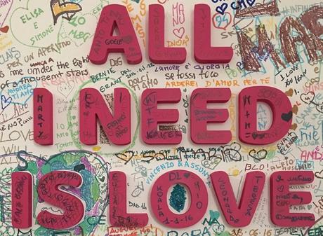 Roma: Muro para dejar un mensaje en marcador en el Quiostro del Bramante.