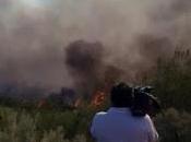 Incendio amenaza locaciones