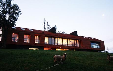 Casa Minimalista en Chile con Vistas al Lago