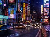 Miren hombre pasar luces verdes consecutivas Ciudad Nueva York