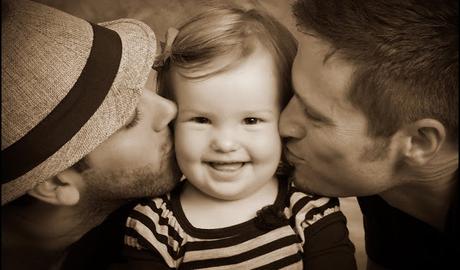 Dos papás y una niña. Adopción homosexual. Un referendo contra la humanidad. Todas Las Sombras. Fuente: http://todaslassombras.blogspot.com/2016/12/un-referendo-contra-la-humanidad.html