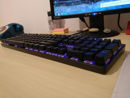 Teclado gaming mecánico de Aukey, muy compacto, pero eficaz