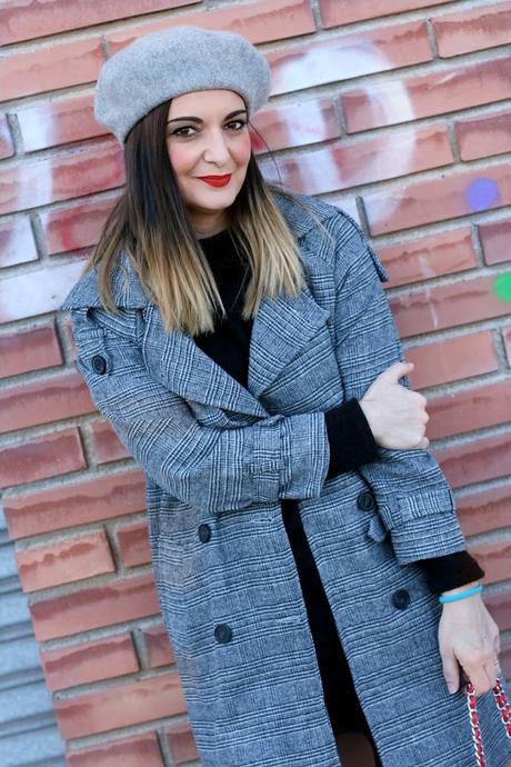 Con trench y boina