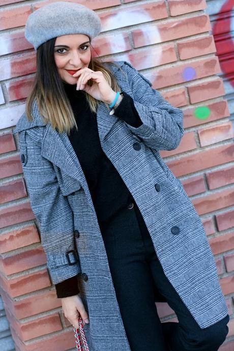 Con trench y boina