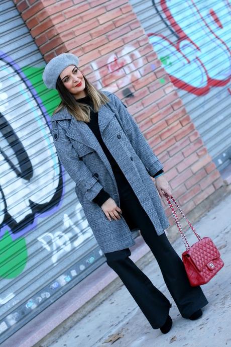 Con trench y boina