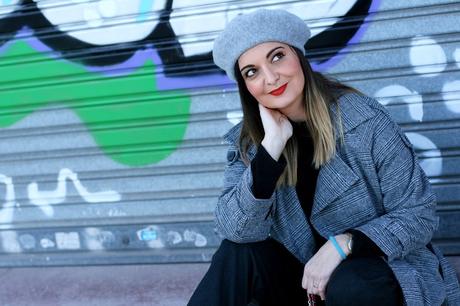 Con trench y boina