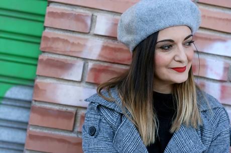 Con trench y boina