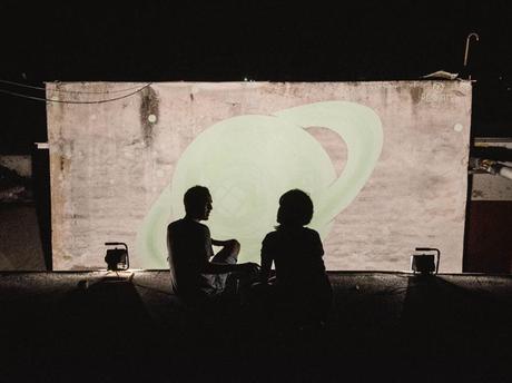 Artistas llevaron los murales a otro nivel: ¡brillan durante la noche!