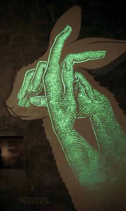 Artistas llevaron los murales a otro nivel: ¡brillan durante la noche!