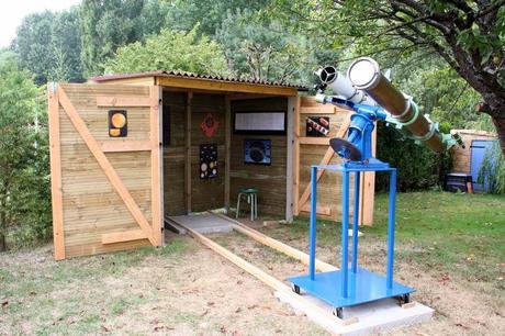 Pequeno cobertizo de madera utilizado como observatorio espacial 