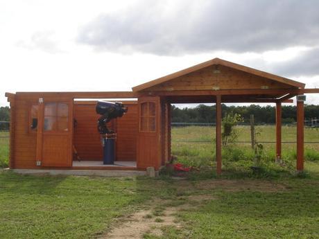 caseta de madera convertida en observatorio astronomico Caseta con apertura del techo lateral