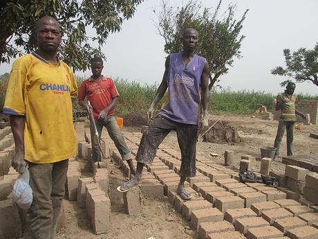 Fin de año en Bangui. Los pobres reconstruyen sus casas