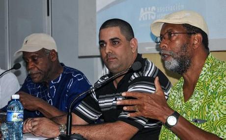 El intelectual James Early (D),  interviene durante el encuentro del actor estadounidense Danny Glover (I), con  jóvenes en el Pabellón Cuba, en  La Habana, el 28 de diciembre de 2016.       ACN  FOTO/ Ariel Cecilio LEMUS ALVAREZ DE LA CAMPA/ rrcc