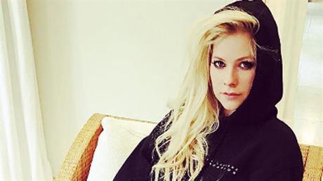 Avril Lavigne se enojó con Mark Zuckerberg y lo acusó de promover el #bullying
