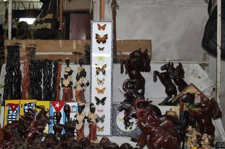 Venta de mariposas en la tienda Fin de Siglo. Foto: Alejandra García / Cachivache Media.