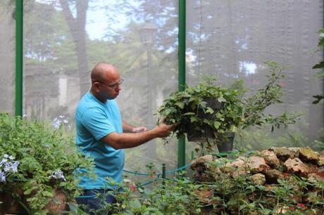 Roberto Rodríguez, biólogo de la Quinta de los Molinos. Foto: Alejandra García / Cachivache Media.
