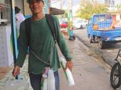 Venezolanos sobreviven vendiendo arepas limonada Dominicana #Venezuela