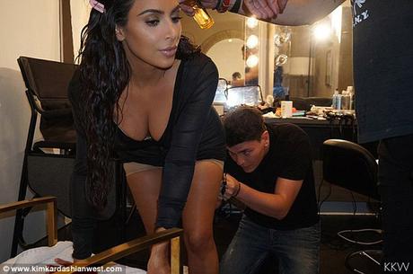 Así le aplican el #Maquillaje corporal a Kim Kardashian #Moda #Belleza (FOTO)