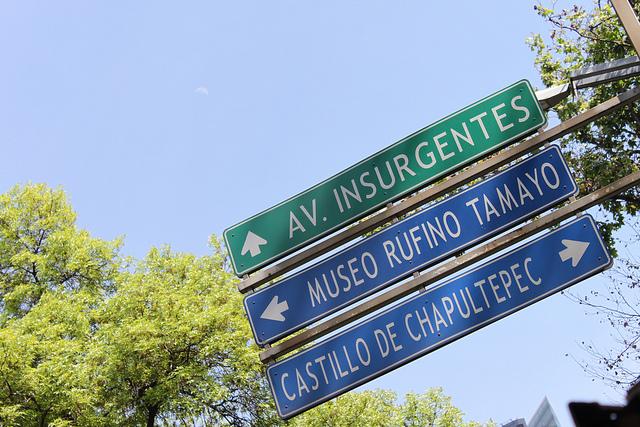 Letreros sobre la Av. Reforma