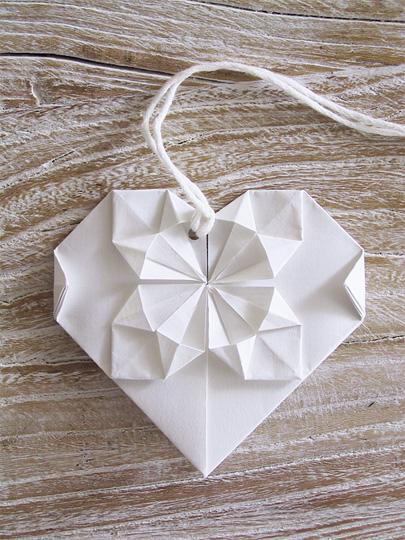 Invitación minimalista: corazones de origami con mensaje