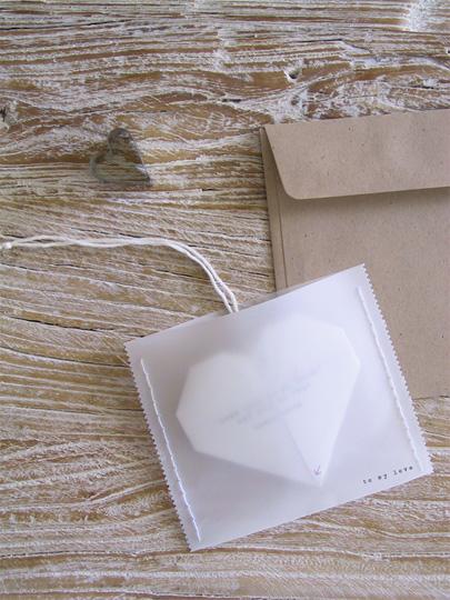 Invitación minimalista: corazones de origami con mensaje