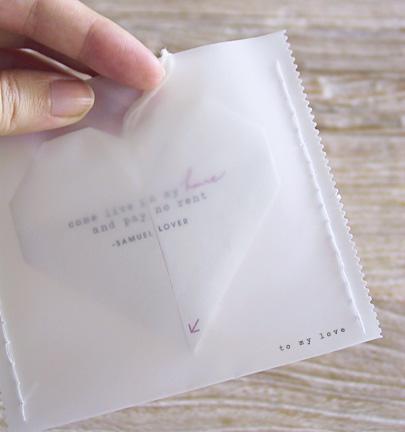 Invitación minimalista: corazones de origami con mensaje