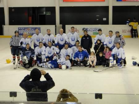 Hockey hielo: El equipo de Veteranos del Txuri Urdin, campeón del V Torneo de Vitoria.