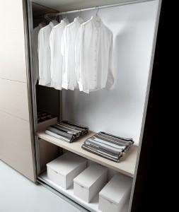 Armario con poca ropa.