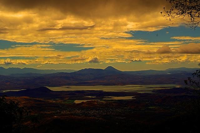 Entre bosques nebulosos, trifinios y quetzales