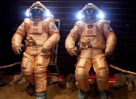 Dos astronautas pisan la superficie de Marte de forma simulada