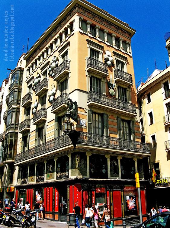 Fotografía de la excéntrica Casa de los Paraguas, de Las Ramblas de Barcelona esquina con la plaza de la Boquería, 