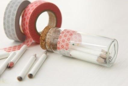 Forrar tarros y jarrones con cinta adhesiva decorativa