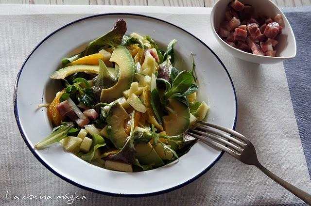 ENSALADA CON FRUTA Y AGUACATE