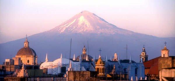 Una poesía, una bella ciudad y dos caballeros.