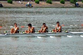 Piragüismo en Sevilla, regata en el Guadalquivir.