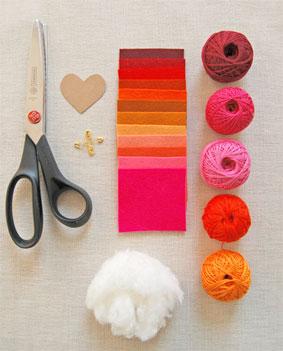 BROCHES DE CORAZONES DE FIELTRO