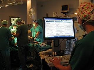 El Hospital Regional de Málaga aplica el listado de verificación de seguridad quirúrgica digitalizado a los pacientes intervenidos en los quirófanos